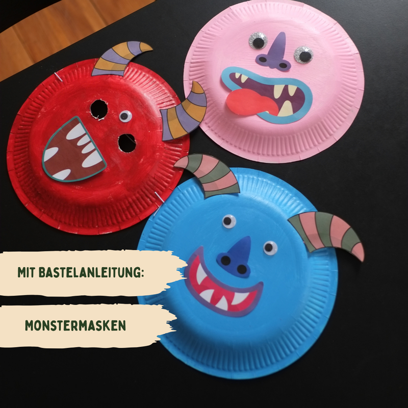 Drei rote, rosa und blaue Monstermasken aus Papptellern mit Augen, Hörnern und Zähnen. Bildtext: Mit Bastelanleitung für Monstermasken.