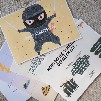Kinder spielen Ninja Schatzsuche beim Kindergeburtstag