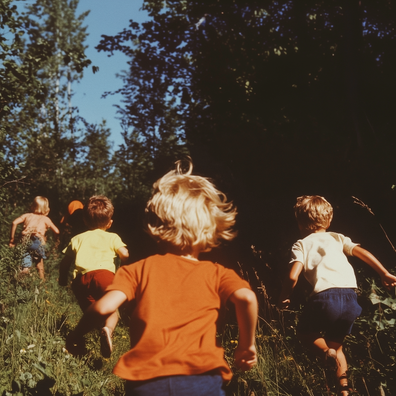 Kinder spielen Superhelden Schatzsuche beim Kindergeburtstag