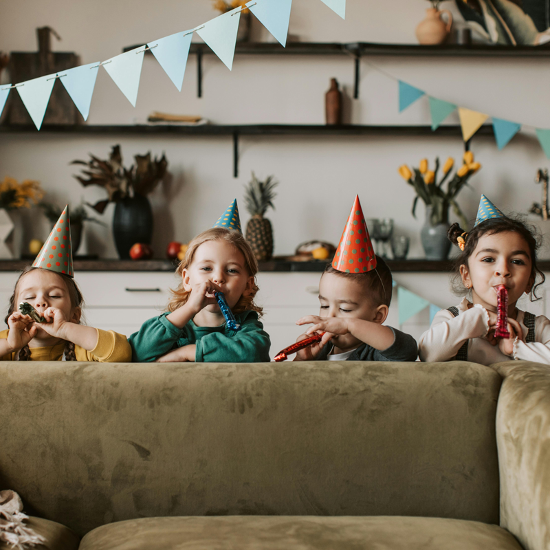 Kinder spielen Einhorn Schatzsuche beim Kindergeburtstag