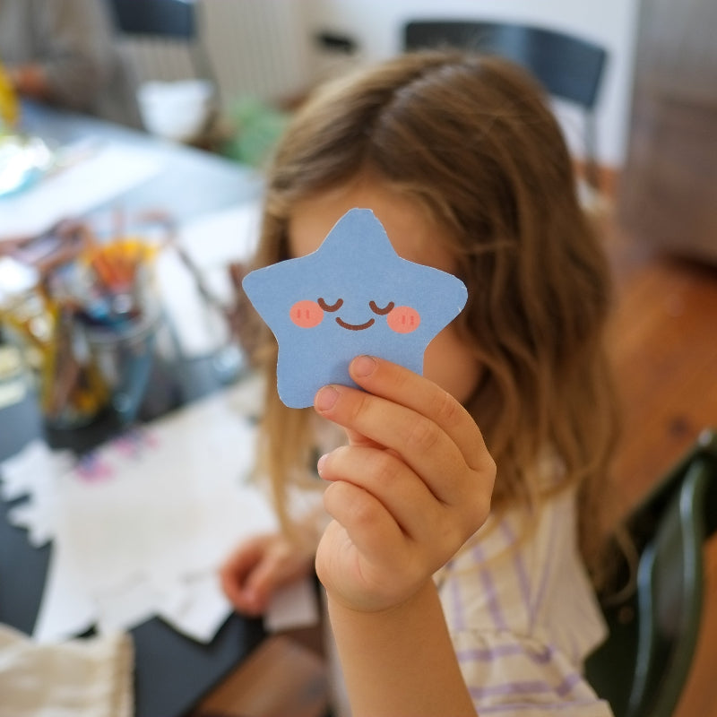 Fertige Zauberstäbe basteln bei der Einhorn Schatzsuche zum Kindergeburtstag